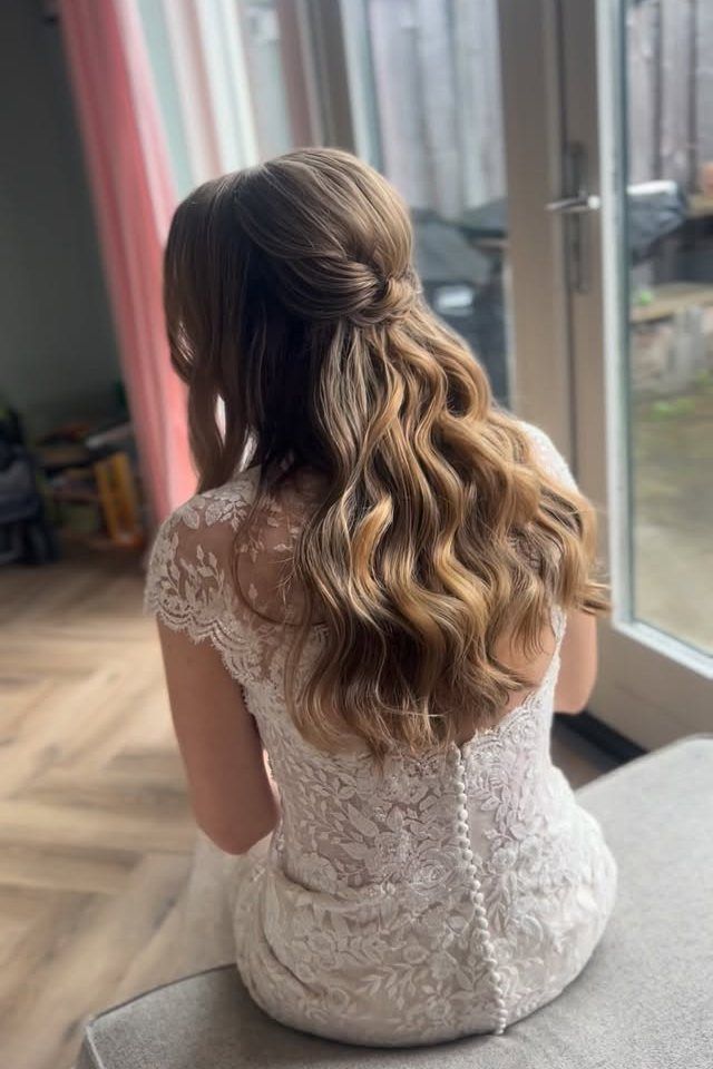Bruid met half opgestoken haar en zachte golven, van achteren
