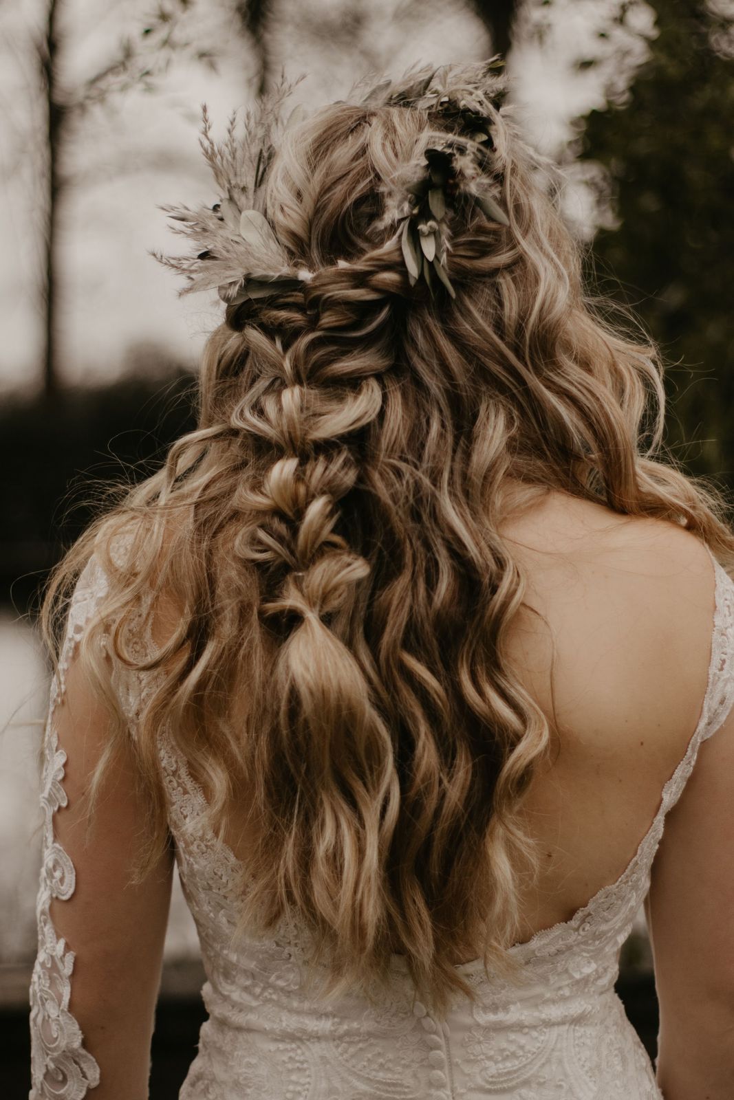 Boho half-up kapsel met vlechten en droogbloemen