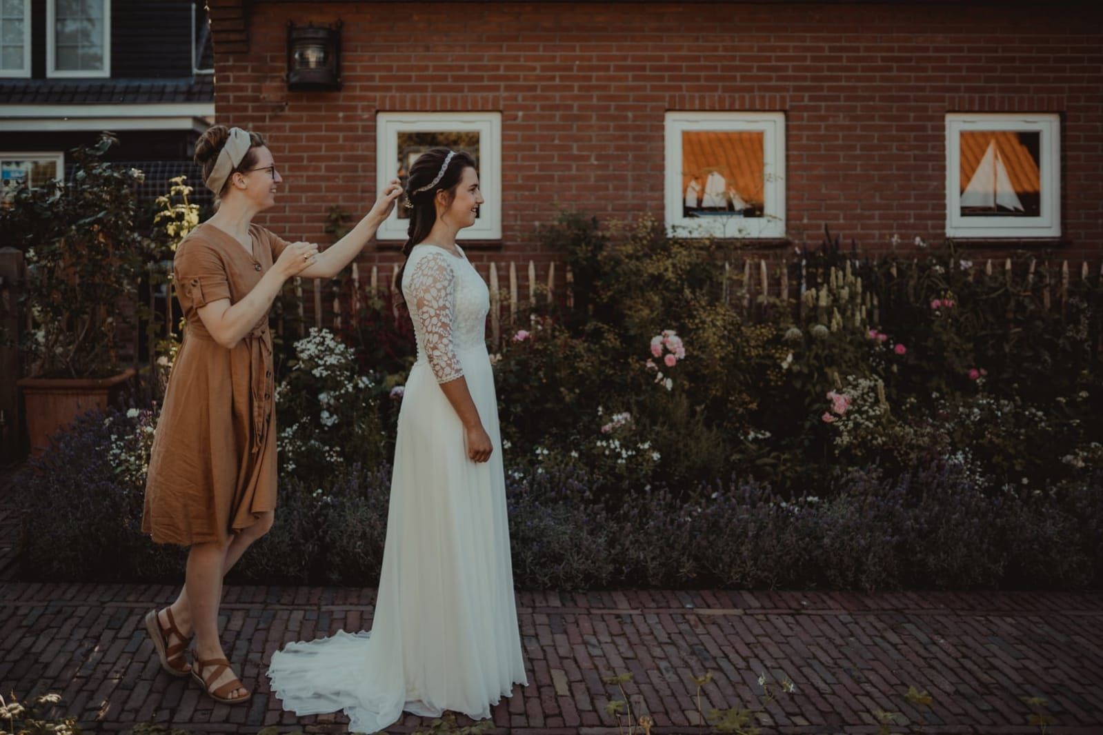 Johanna steekt buiten het haar van een bruid op
